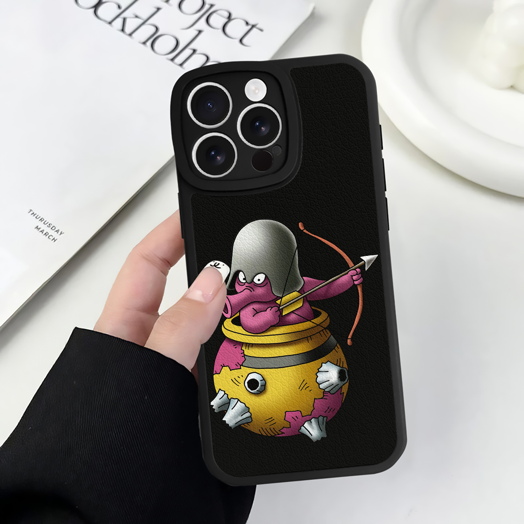 （画像用） ドラゴンクエスト Doragon Kuesuto Dragon Quest 【iPhone 16シリーズ対応】シリコンスマホケース（レザー調） 材質：シリコン